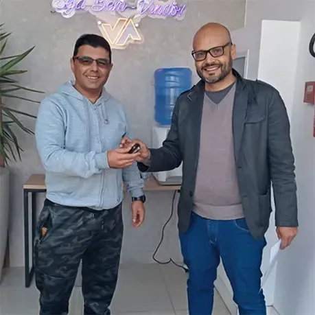 Cliente recebendo a chave do carro na unidade Vaapty